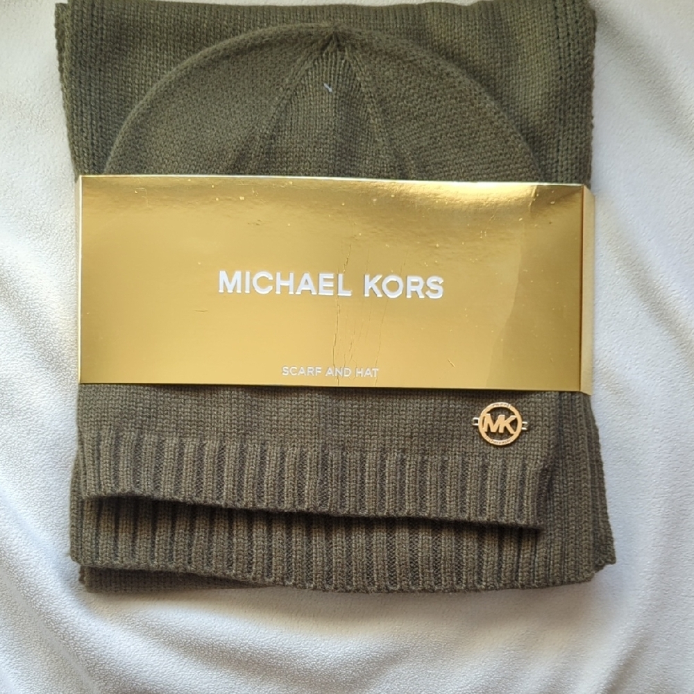 NWT Michael Kors Olive Green Scarf and Hat Set